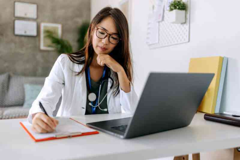 La tecnología gana terreno en salud, pero 47% de los médicos aún no incorpora herramientas de apoyo clínico La tecnología gana terreno en salud, pero 47% de los médicos aún no incorpora herramientas de apoyo clínico